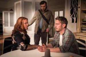 Roland (m. Axel Holst), der Iffi (l. Rebecca Siemoneit-Barum) angeboten hat, ihre Fenster abzudichten, weil der Lärm aus der Shishabar nicht mehr zu ertragen ist, bekommt mit, dass diese sich um Timo (r.Michael Baral) sorgt. Am liebsten würde Roland eingreifen