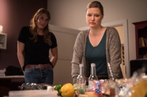 Tanja (Sybille Waury) ist völlig überfordert. Simon bereitet ihr Schwierigkeiten und im Friseurladen ist sie momentan allein auf sich gestellt. Auch Sunny kann ihr nicht helfen, mit dem Druck fertig zu werden.