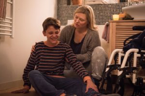 Tanja (Sybille Waury) ist völlig überfordert: Simon (Johan K.) stellt sich krank, weil er nicht in die Schule möchte, und Lotti ist tatsächlich krank und kann nicht arbeiten. Tanja hat kaum noch Kraft, mit der Situation fertig zu werden.