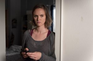 Jack (Cosima) fällt zuhause die Decke auf den Kopf. Als Timo sie per SMS fragt, wann sie wieder in der Werkstatt arbeiten kann, gerät sie ins Grübeln.