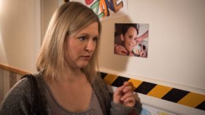 Tanja (Sybille Waury) nimmt noch immer die Schmerztabletten ihres Sohnes, um mit dem Druck fertig zu werden. Bekommt sie ihre schleichende Abhängigkeit in den Griff?