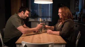 Annäherung zwischen zwei Alphatieren: Iffi (Rebecca Siemoneit-Barum) und Roland (Axel Holst).