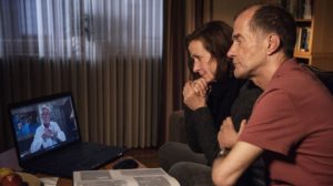 Als Anna (Irene Fischer) Videos findet, die Hans vor seinem Plan, den Jakobsweg zu gehen, für seine Familie aufgenommen hat, ist sie gerührt. Carsten Flöter (Georg Uecker) tröstet sie.