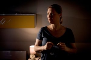 Obwohl ihr Sohn Simon vielleicht bald auf den Rollstuhl verzichten kann, nimmt Tanja (Sybille Waury) weiterhin Tabletten – heimlich und das nun auch tagsüber.