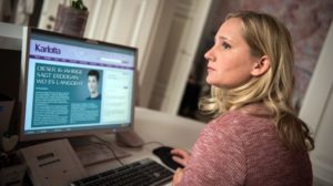 Weil sie stolz auf ihren Sohn ist, hat Lisa (Sontje Peplow) Pauls Artikel, der nun auch in der Lokalzeitung ‚Karlotta‘ erschienen ist, gepostet. Doch Pauls politische Ansichten kommen nicht bei allen gut an. Lisa ist entsetzt über den Shitstorm im Netz.