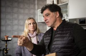 Murat (Erkan Gündüz) ist stinksauer. Er lässt sich nicht von Leuten einschüchtern, die ihm und seiner Familie wegen seiner politischen Haltung drohen. Lisa (Sontje Peplow) aber ist verängstigt.