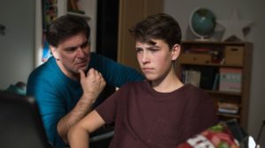 Murat (Erkan Gündüz, l) versteht seinen Sohn Paul (Ole Dahl) nicht mehr. Warum reagiert er so gleichgültig und abweisend?