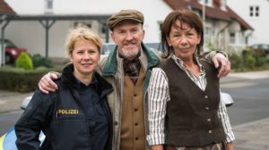 Nach 24 Jahren wieder in einer Gastrolle in der Lindenstraße zu sehen: Peter Nottmeier, populär geworden durch die preisgekrönte Sketchshow „Switch reloaded“, mit Lindenstraße-Schauspielerin Jacqueline Svilarov (Nina, l.) und Susanne Bredehöft, seiner Spielfrau in dieser Folge.