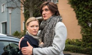 Sunny (Martin Walde, r.) hilft Tanja (Sybille Waury) beim Ausschleichen der Tabletten. Heute aber hat sie einen wichtigen Termin. Kann sie ihre Freundin allein lassen?