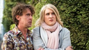 Sunny (Martin Walde, r.) leidet: Seit einer Woche haben sie und Tanja nicht miteinander gesprochen. Sunny versucht, sie vor dem Friseursalon zu treffen. Aber da ist sie nicht, sagt Lotti (Gunnar Solka).