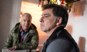Murat (Erkan Gündüz, r.) ist hilflos. Denn Paul geht seinen Eltern aus dem Weg. Kann Käthe (Claus Vincon) Murat helfen?