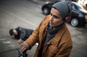 Nach einer durchfeierten Nacht stößt Jamal (Aaron Rufer) auf dem Nachhauseweg mit Gung (Amorn Surangkanjanajai) zusammen. Dieser stürzt unglücklich. Jamal ist ratlos.
