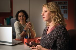 Nina (Jacqueline Svilarov, r.) ist sprachlos: Sie ist schwanger! Etwa von dem Typen, mit dem Sie in letzter Zeit heiße Nächte verbracht hatte? Ärztin Iris Brooks (Sarah Masuch) freut sich für sie.