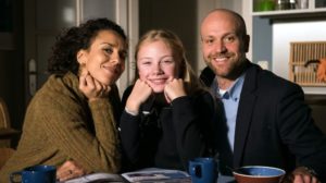Glückliche Familie: Klaus (Moritz A. Sachs) mit seiner pfiffigen Tochter Mila (Trixi Janson) und seiner Frau Neyla (Dunja Dogmani).