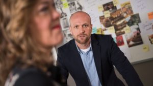 Klaus (Moritz A. Sachs) hat die Ressortleiterstelle bei der ‚Karlotta‘ bekommen. Doch seine Konkurrentin Annika scheint ihm das Leben schwer machen zu wollen.