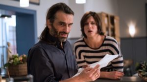 Stress für Vasily (Hermes Hodolidis): In seiner Wohnung stinkt es, im Akropolis geht der Kühlschrank kaputt, weil ein Nagetier ein Kabel angeknabbert hat, und dann stellt das Finanzamt noch eine saftige Nachzahlung.