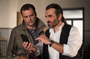 Für Vassily (Hermes Hodolidis, r.) kommt es ganz dick. Sunny hat auf der Spacehorst-Seite des Akropolis‘ ein Valentinsspecial ausgeschrieben, ohne ihn informiert zu haben. Bekommen Roland (Axel Holst) und er die Situation in den Griff?