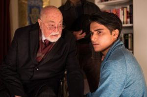 Jamal (Aaron Rufer, r.) ist ziemlich genervt. Dr. Dressler (Ludwig Haas) hat zufällig mitbekommen, dass Jamal sich für eine Prüfung vorbereiten muss. Prompt bietet er ihm seine Hilfe an.