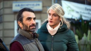 Vasily (Hermes Hodolidis, l.) ist skeptisch, ob Sunnys (Martin Walde) Idee zieht, anlässlich der Wiedereröffnung des ‚Akropolis‘ ein veganes Foodfest zu veranstalten. Würden sie damit wirklich neue Gäste gewinnen?