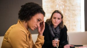 Endlich Zeit für eine Aussprache: Iris (Sarah Masuch, l.) will von Jack (Cosima Viola) wissen, wie es eigentlich zu ihrer Affäre mit Alex gekommen war und wie es weitergehen soll.