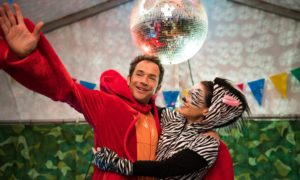 Alex (Joris Gratwohl) blüht bei dem von ihm organisierten Fundraising-Faschingsfest in der Kita auf. Ob er Barbara (Leni Speidel) auf diese Weise gewinnen kann, einen Kitaplatz für Elias zu bekommen?