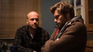 Klaus (Moritz A. Sachs, l.) erfährt von Johannes (Felix Maximilian), warum dieser obdachlos geworden ist. Damit er und Nina noch eine Chance haben, zusammenzukommen, muss Johannes grundsätzlich etwas ändern!