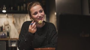 Lea (Anna Sophia Claus) hat ein neues Hobby entdeckt: ‚Mukbang‘! Sie streamt live, wie sie isst – und hat damit spontan erstaunlich viel Erfolg.
