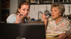 Ehrgeizig: Ihrer Enkelin Lea (Anna Sophia Claus) zuliebe isst Helga Beimer (Marie-Luise Marjan, r.) gemeinsam mit ihr live vor der Kamera. Lea ist überzeugt, dass sie mit dem in Süd-Korea gehypten „Mukbang“ auch hierzulande Erfolg haben wird.