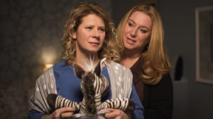Nina (Jacqueline Svilarov, v.) freut sich riesig auf ihr Baby. Aber ob Johannes, der Vater des Kindes, der Richtige für sie ist? Iffi (Rebecca Siemoneit-Barum) versucht sie zu beruhigen.