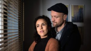 Klaus (Moritz A. Sachs) ist glücklich mit Neyla (Dunja Dogmani) und er hofft zugleich, beim Chefredakteur der ‚Karlotta‘ mit seinen neuen Ideen zu punkten. Ob seine gute Laune anhält?