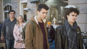 Nach der Ohrfeige von letzter Woche geht Paul (Ole Engel, l.) seinen Eltern aus dem Weg. Nicht nur das: Anstatt in die Schule zu gehen, trifft er sich lieber mit seinem Freund Mika (Lasse Möbus, r.). Lisa (Sontje Peplow) und Murat (Erkan Gündüz) sind entsetzt.
