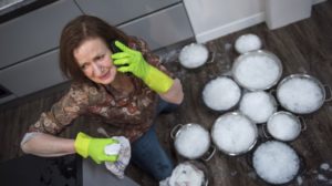 Eiswürfel ohne Ende – Anna (Irene Fischer) ist verzweifelt! Wie lässt sich die blöde Maschine in dem Loft ihres neuen Kunden bloß stoppen?
