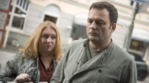 Zwischen Iffi (Rebecca Siemoneit-Barum) und Roland (Axel Holst) läuft es momentan alles andere als rund. Iffi kommt mit Rolands politischen Ansichten nicht klar.