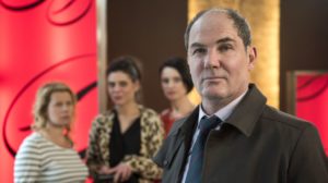 Phil Seegers (Marcus Off) ist wieder da und sorgt für Unruhe. Nicht nur wegen seiner Mieterhöhungen. Das lässt Angelina (Daniela Bette, l.) nicht ruhen. Sie schmiedet einen Plan…