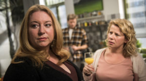 Iffi (Rebecca Siemoneit-Barum, l.) kann sich nicht vorstellen, mit Johannes in einer WG zu leben. Nina (Jacqueline Svilarov) ist sauer. Und schon ist der Konflikt vorprogrammiert.