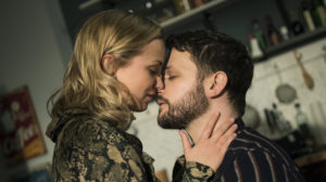Nach einer zufälligen Begegnung in der Stadt, bei der Lea (Anna-Sophia Claus) und Konstantin (Arne Rudolf) viel getrunken haben, kommen sie sich ziemlich nahe. Bahnt sich da eine neue Affäre an?