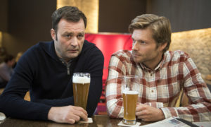 Ratlose Gesichter: Da zwischen Iffi und Nina schlechte Stimmung herrscht, sind bislang weder Roland (Axel Holst, l.) noch Johannes (Felix Maximilian) zu ihnen gezogen. Außerdem sind beide Männer momentan arbeitslos.
