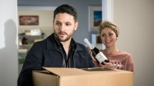 Lea (Anna-Sophia Claus) ist happy, dass Konstantin (Arne Rudolf) zu ihr zieht. Der reagiert eher zurückhaltend, weil er spürt, dass Lea dabei ist, sich in ihn zu verlieben.