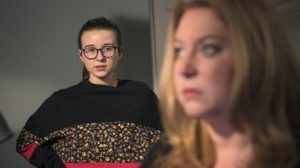 Antonia (Katharina Witza) leidet unter der miesen Stimmung in der WG. Die Erwachsenen sind aufeinander stinkig, das Bad ist ständig besetzt. Wütend stellt sie ihre Mutter (Rebecca Siemoneit-Barum) zur Rede.
