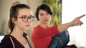 Angelinas (Daniela Bette, r.) Nerven liegen blank. Sie hat genug davon, dass Antonia (Katharina Witza), Nicos Schwester, wie die Made im Speck bei ihr lebt. Kurzerhand schmeißt sie sie raus.