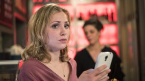 Lea (Anna-Sophia Claus) ist überzeugt, dass Konstantin sich auch in sie verliebt hat, aber warum gibt er es nicht zu? Während sie ihren Kummer im ‚Café George` ertränkt, erhält sie plötzlich eine schockierende Nachricht von einem Shnax-Date.