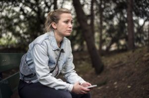 Lea (Anna-Sophia Claus) ist verzweifelt. Endlich hatte sie sich aufgerafft, sich in Iris‘ Praxis untersuchen zu lassen. Aber als Lisa nach dem Grund ihres Besuches fragte, kniff sie.