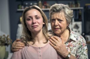 Schock für Helga (Marie-Luise Marjan, r.): Als sie ihre Enkelin Lea (Anna-Sophia Claus) in einem ziemlich verstörten Zustand antrifft, erfährt sie von deren erschütternden Diagnose.