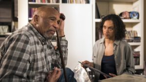 Iris (Sarah Masuch) steht unter Druck: Der plötzliche Tod ihrer Mutter beschäftigt sie noch immer sehr. Ihr Vater William (Ron Williams) dagegen verbirgt seine Trauer hinter schlechter Laune. Wie soll es nun weitergehen?
