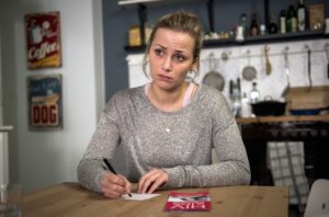 Lea (Anna Sophia Claus) ist nervös: Wie wird Konstantin reagieren, wenn er erfährt, dass sie HIV-positiv ist?