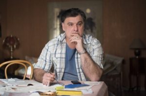 Murat (Erkan Gündüz) ist nach wie vor skeptisch, ob sein Sohn Paul nicht etwas mit dem Anschlag auf den Showroom des geplanten Hotels zu tun hat.