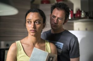 Der Haussegen bei Iris‘ (Sarah Masuch) und Alex (Joris Gratwohl) steht mal wieder ziemlich schief. Denn Iris hat es im Stress wegen der Beerdigung ihrer Mutter noch nicht geschafft, ihrem Vater William von Alex‘ Kind mit Jack zu erzählen.