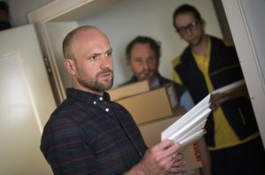 Klaus (Moritz A. Sachs) ist entsetzt: Er wird weiterhin im Netz von Rechten bedroht und auch per Post erreichen ihn Hassbotschaften. Wer steckt dahinter?